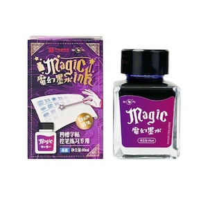 Op de afbeelding: Een fles Magic-inkt met een paars en roze etiket, naast een paarse doos. De inktfles heeft een zwarte dop en bevat donkerblauwe inkt. De doos bevat de woorden "Magic Ink" en Chinese karakters.