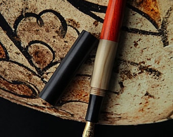 Pluma estilográfica de madera con incrustaciones tricolores / Sándalo rojo y ébano / Punta fina de 0,5 mm / Pluma clásica para escribir / Regalo para hombres y mujeres