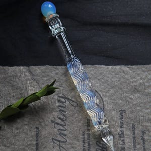 Pluma de inmersión de vidrio místico, pluma de caligrafía de cristal soplado a mano con cuerpo ondulado en forma de orbe, 6.3 pulgadas, regalo para escribir diarios y amantes de la magia.