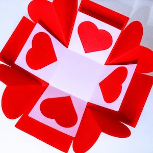 Caja de corazones de explosión de svg encima de la tarjeta. Suministros para manualidades. Recuerdos de fiesta. regalo explosivo