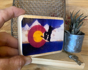 Bloque de arte con la bandera de Colorado para snowboarder, diseño mudo, mini obra de arte original en madera, regalo único de Colorado
