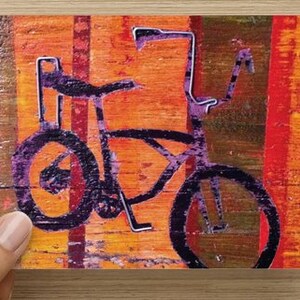 Puede incluir: Una silueta negra de una bicicleta con detalles morados sobre un fondo colorido y abstracto. La bicicleta tiene un sill&iacute;n banana y un manillar alto.