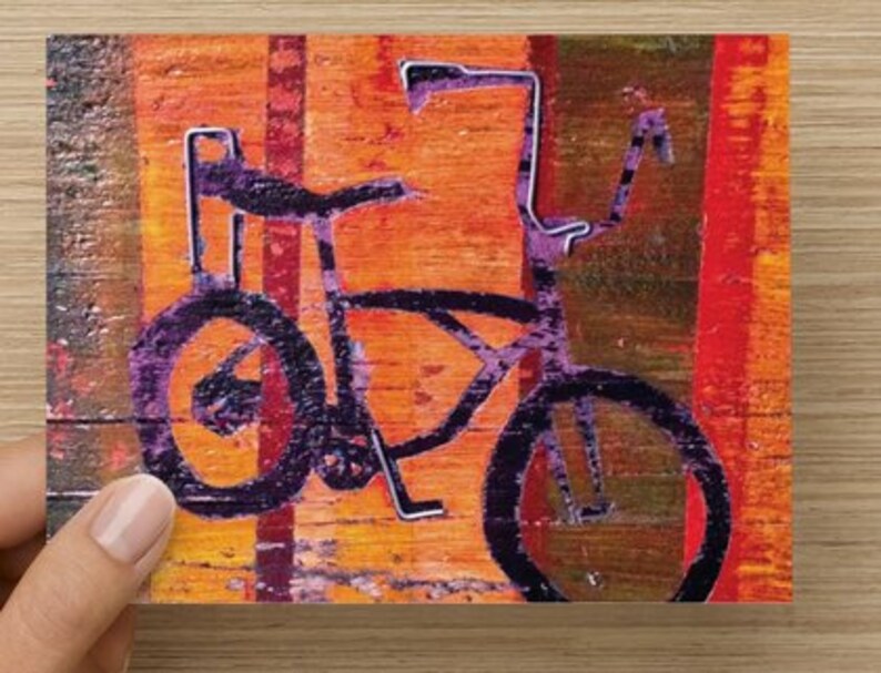 Puede incluir: Una silueta negra de una bicicleta con detalles morados sobre un fondo colorido y abstracto. La bicicleta tiene un sill&iacute;n banana y un manillar alto.