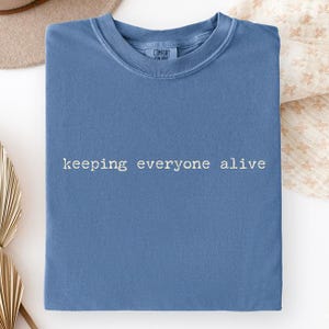 „Alle am Leben erhalten“-Shirt, minimalistisches Typografie-Shirt, schlichtes ästhetisches T-Shirt, dezentes Zitat-T-Shirt, neutrales minimalistisches Mode-T-Shirt