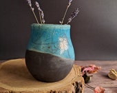 Vaso azzurro e nero in ceramica raku senza foro di drenaggio - decorazioni floreali