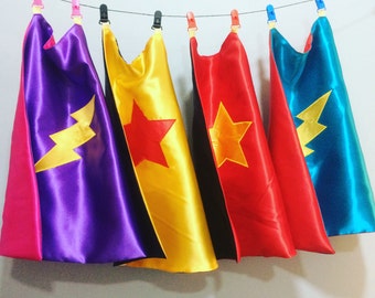Cape de super-héros réversible Crafty Pear. Peut être personnalisé