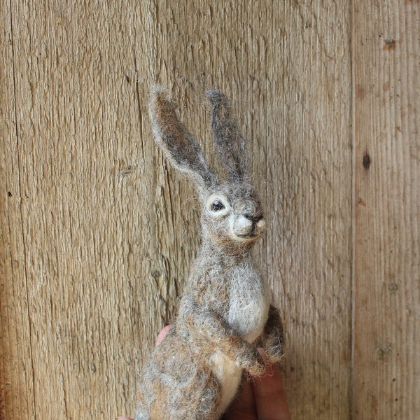 Nadel gefilzte Hase Skulptur. Kaninchen. Hase. Gefilzte weiche Skulptur. Weihnachtliche Dekoration. Waldtier. Stehender Hase.