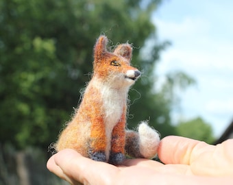 Needle felted red fox. Handmade. Miniature soft sculpture, felted wild animals