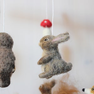 Felted baby mobile, forest animals and mushrooms, hedgehog, owl, hare, fox, baby deer, squirrel zdjęcie 8
