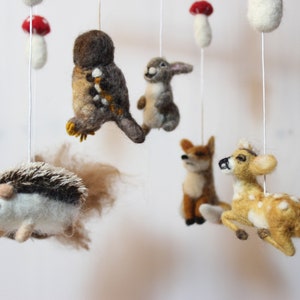 Felted baby mobile, forest animals and mushrooms, hedgehog, owl, hare, fox, baby deer, squirrel zdjęcie 7