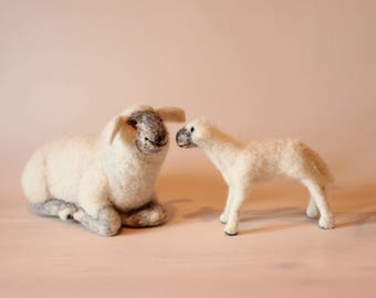 Agneau feutré à l'aiguille, agneau blanc fait à la main et maman, mouton et agneau feutrés à l'aiguille, cadeau de Noël, l'agneau sacré, animal feutré à l'aiguille