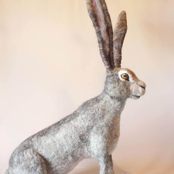 Rzeźba zająca. Sztuka przedstawiająca dzikie zwierzęta. Duża figurka zająca wykonana metodą filcowania igłowego.