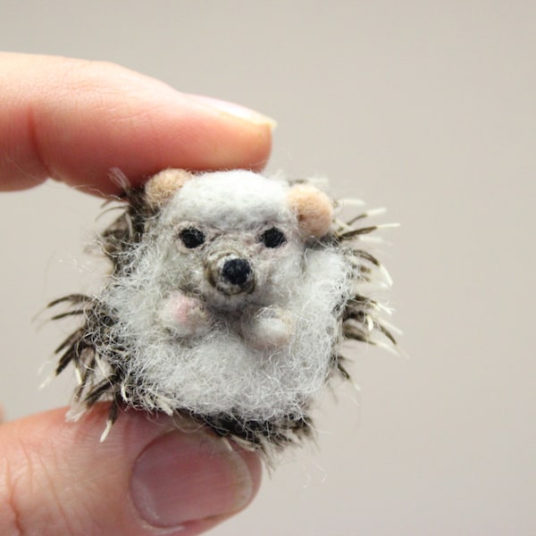 Gefilzter Igel, gefilztes Tier, Miniatur Stoffskulptur, Ostergeschenk, Waldland, gefilzte Miniatur, DaliaNerijusFelt