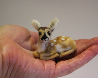 Needle felted baby deer, fawn figurine, felted animal, Miniature soft sculpture, Woodland, wildlife sculpture