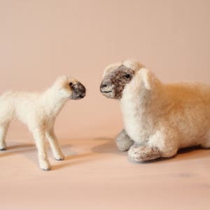 Needle Felted Lamb, Handmade white Lamb and Mom, Needle felted Sheep and Lamb, Christmas gift, the Holy Lamb, Needle Felted Animal image 4