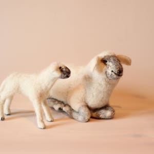 Needle Felted Lamb, Handmade white Lamb and Mom, Needle felted Sheep and Lamb, Christmas gift, the Holy Lamb, Needle Felted Animal image 3