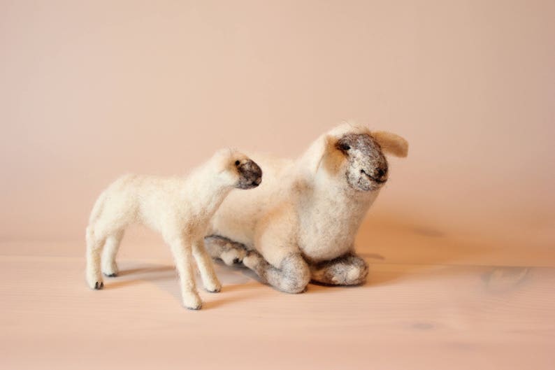 Needle Felted Lamb, Handmade white Lamb and Mom, Needle felted Sheep and Lamb, Christmas gift, the Holy Lamb, Needle Felted Animal image 3