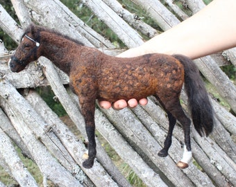 Cheval en feutre personnalisé, portrait de cheval feutré à l’aiguille, réalisé sur commande