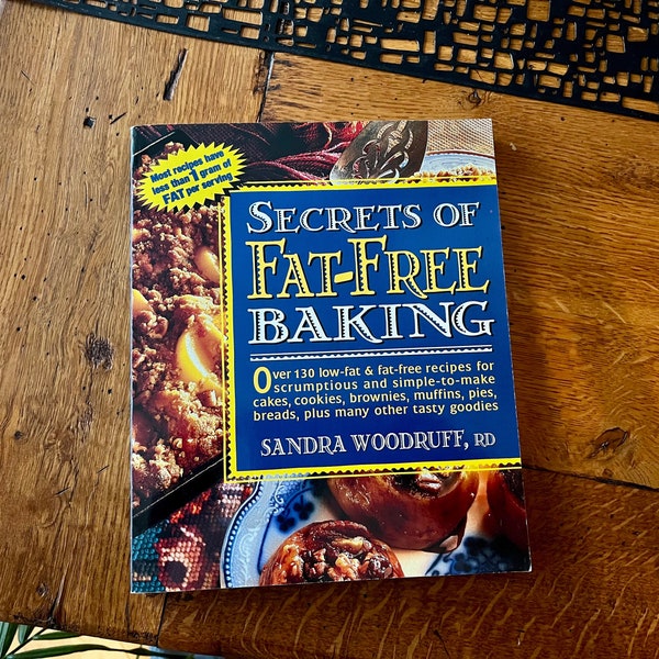 Vintage Cookbook: Secrets Of Fat-Free Baking/ Sandra Woodruff, RD/ 1995 Softcover/ 130+ recipes