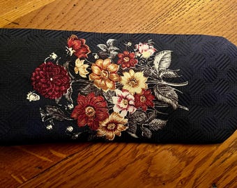 Vintage Liz K Tie/ 100% Silk Made in Italy/ Navy Blue with Flowers Necktie/ 58 x 3.75