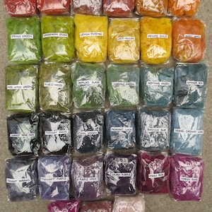 Può includere: Assortimento di rovings di lana colorati in sacchetti di plastica individuali, etichettati con nomi come "Smoky Coral", "Phoenix", "Gloaming", "Desert Sunset", "Helios Orange", "Spring Green", "Sphagnum Glow", "Lemon Pudding", "Weld Yellow", "Helios Gold", "Sweet Grace", "Moss Witch Green", "Mixed Moss", "Dappled Glade", "Merhand Green", "Neptune Green", "Summer Sea", "Darkest Serve Dawn", "Midnight Annie", "Moon Shadow", "Midnight Loch", "Boudicca Blue", "Home Grown Woad", "Twilight Shadows", "Twilight Purple", "Purple Haze", "Storm Purple", "Smoky Rose", "Margo Rose", "Dawn Grace", "Dusky Orchid", "Felicity Rose"