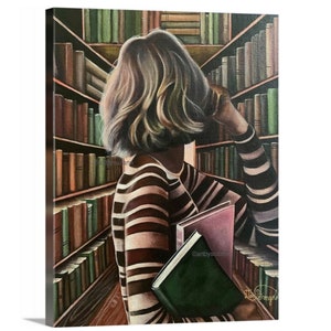 K&ouml;nnte beinhalten: Eine Frau mit kurzen blonden Haaren steht in einer Bibliothek und schaut auf B&uuml;cherregale. Sie tr&auml;gt einen gestreiften Pullover und h&auml;lt zwei B&uuml;cher in der Hand, eines gr&uuml;n und eines rosa.