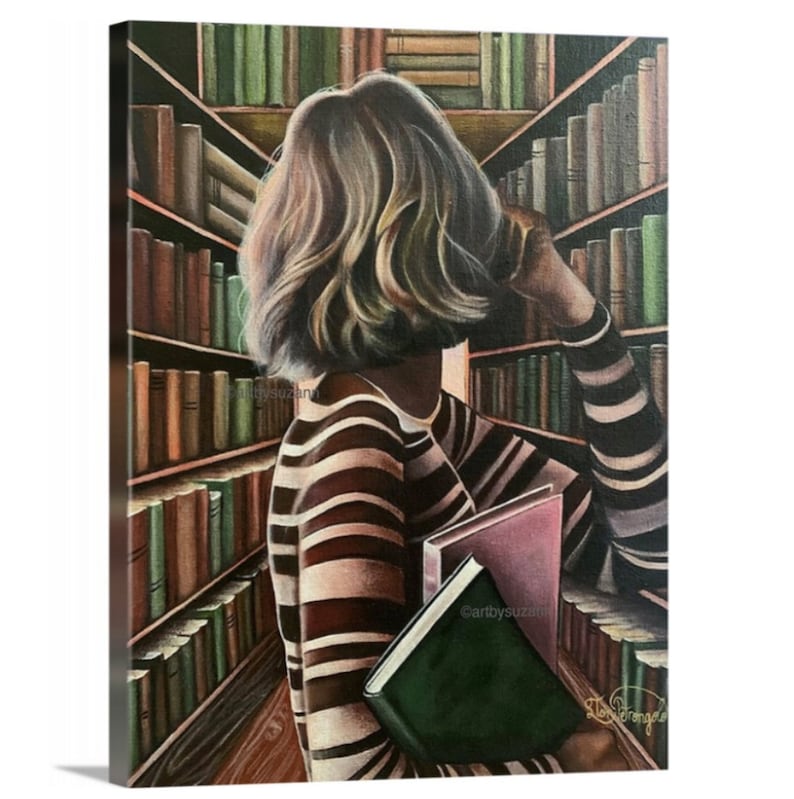 K&ouml;nnte beinhalten: Eine Frau mit kurzen blonden Haaren steht in einer Bibliothek und schaut auf B&uuml;cherregale. Sie tr&auml;gt einen gestreiften Pullover und h&auml;lt zwei B&uuml;cher in der Hand, eines gr&uuml;n und eines rosa.