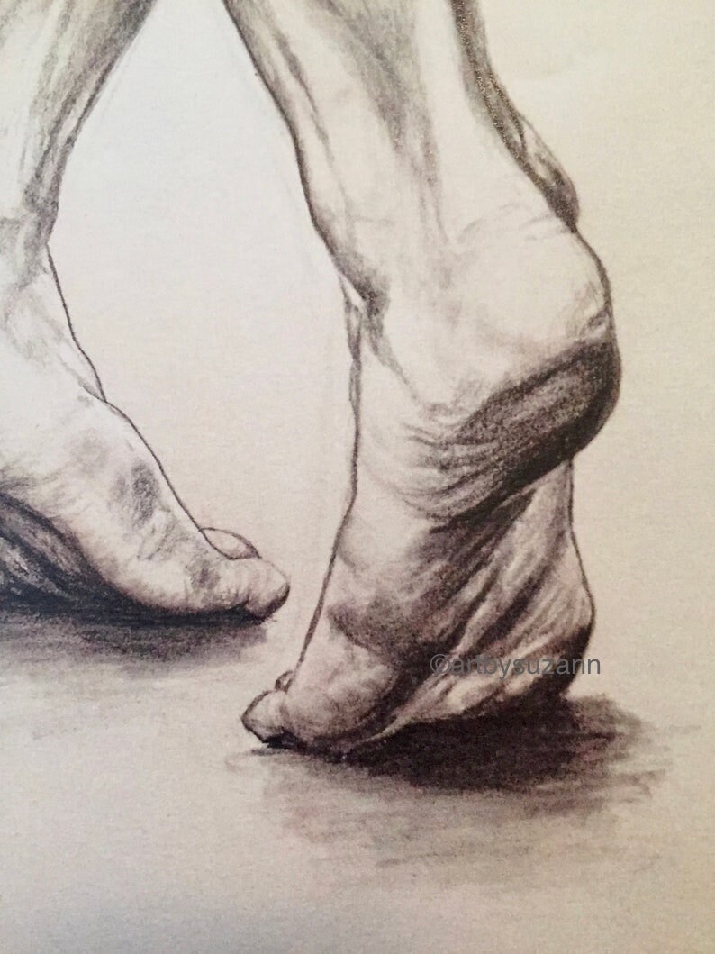 Pode incluir: Um desenho a l&aacute;pis detalhado de dois p&eacute;s descal&ccedil;os, um em movimento, mostrando as texturas da pele e o jogo de luz e sombra. A obra de arte &eacute; assinada "@erovsuzann".
