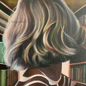 K&ouml;nnte beinhalten: Ein Gem&auml;lde einer Person mit kurzen, welligen, blonden Haaren, die ein gestreiftes Hemd tr&auml;gt und vor einem B&uuml;cherregal mit B&uuml;chern steht.