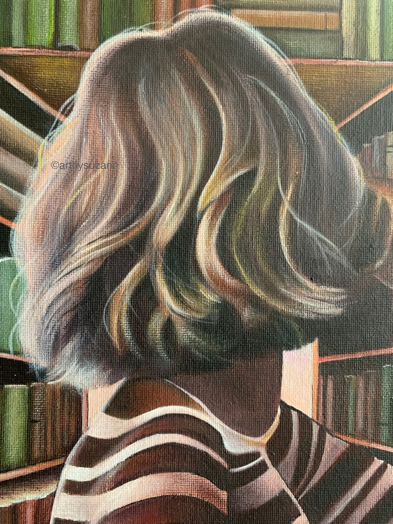 K&ouml;nnte beinhalten: Ein Gem&auml;lde einer Person mit kurzen, welligen, blonden Haaren, die ein gestreiftes Hemd tr&auml;gt und vor einem B&uuml;cherregal mit B&uuml;chern steht.