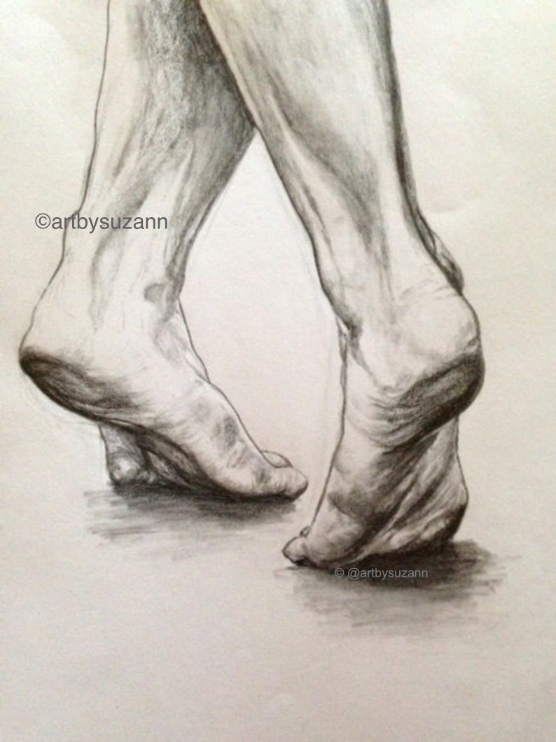 Pode incluir: Um esbo&ccedil;o a l&aacute;pis de dois p&eacute;s, com os calcanhares levantados e os dedos dos p&eacute;s tocando o ch&atilde;o. O desenho &eacute; em tons de cinza, com sombreamento para criar profundidade e textura. O nome do artista, @artbysuzann, est&aacute; nos cantos inferiores direito e superior esquerdo.