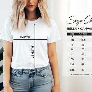 Puede incluir: Una camiseta blanca con una tabla de tallas, con medidas en pulgadas para las tallas XS a 3XL. La tabla est&aacute; etiquetada como "BELLA + CANVAS 3001" e incluye dimensiones de ancho y largo. El texto "Size Chart" est&aacute; en la parte superior.