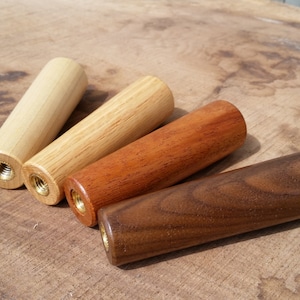 Puede incluir: Cuatro mangos de madera en diferentes tipos de madera: madera clara, roble, madera marr&oacute;n rojiza y madera marr&oacute;n oscura. Cada mango tiene un inserto roscado de lat&oacute;n.