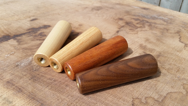 Puede incluir: Cuatro mangos de madera en diferentes tipos de madera: madera clara, roble, madera marr&oacute;n rojiza y madera marr&oacute;n oscura. Cada mango tiene un inserto roscado de lat&oacute;n.