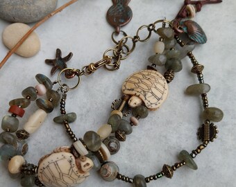 Bracelet  Bohême "L'ile aux tortures"  aux 3 rangs : Os d'Yack , Pierre de gemmes Labradorite , Agate de Tibet