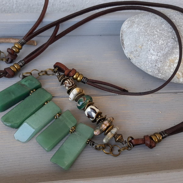 Collier- amulette médiéval ethno  unisexe  "Gamme  de FA Majeur": pierre précieuse  Aventurine , Jaspe océan , Agate ,os, cuir , laiton