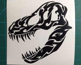 Può includere: Un design tribale in bianco e nero di un teschio di dinosauro. Il design è intricato e dettagliato, con un aspetto tagliente e feroce.