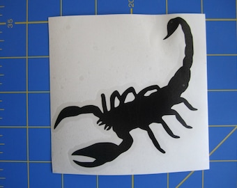 Può includere: Silhouette nera di uno scorpione su sfondo bianco.