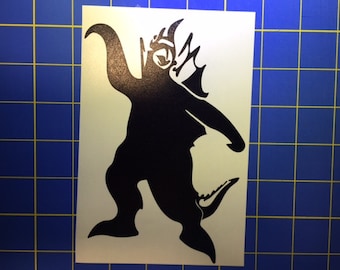 Può includere: Silhouette nera di un drago stilizzato con ali e coda, in piedi su due gambe con le braccia alzate.