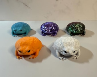 Può includere: Una tazza di ceramica bianca con manico nero e la scritta "But First, Coffee" in stile scritto a mano. La tazza è su una superficie bianca. La tazza è alta circa 10 cm.