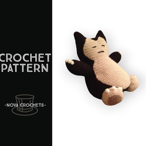 Puede incluir: Juguete de peluche de crochet de un personaje Pokemon negro y beige, con el texto "CROCHET PATTERN -NOVA CROCHETS- " en el lado izquierdo de la imagen.