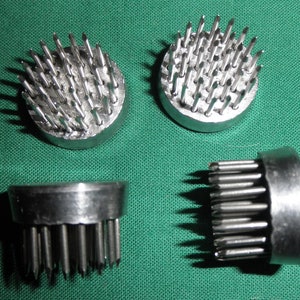 Peut inclure: Quatre supports en mousse florale argent&eacute;s avec des broches m&eacute;talliques pointues. Les supports sont circulaires et ont une base plate. Les broches sont dispos&eacute;es en cercle autour du centre du support.