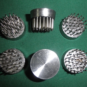 Peut inclure: Six supports de mousse florale argent&eacute;s avec une base circulaire et un dessus recouvert de petites &eacute;pines pointues. Les &eacute;pines sont dispos&eacute;es en cercle et ont toutes la m&ecirc;me longueur.