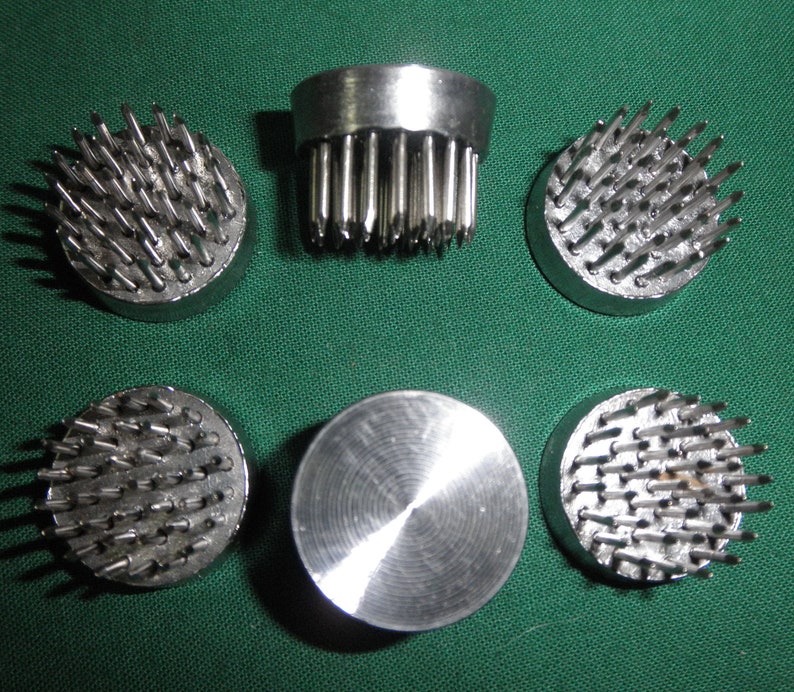 Peut inclure: Six supports de mousse florale argent&eacute;s avec une base circulaire et un dessus recouvert de petites &eacute;pines pointues. Les &eacute;pines sont dispos&eacute;es en cercle et ont toutes la m&ecirc;me longueur.