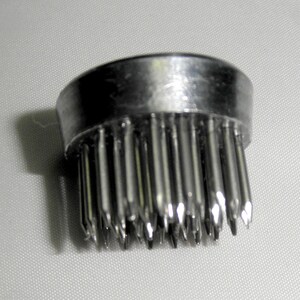 Pin's floraux de 23 mm ou 7/8 po. de diamètre 1 Item