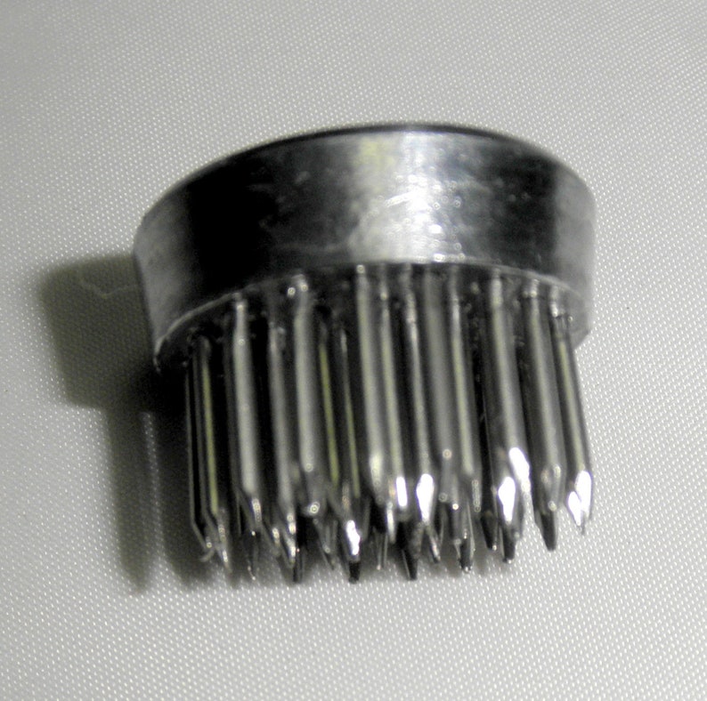 Pin's floraux de 23 mm ou 7/8 po. de diamètre 1 Item