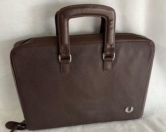 Vintage Aktentasche FRED PERRY 40cm x 28cm x 5cm schmale Aktentasche aus Kunstleder