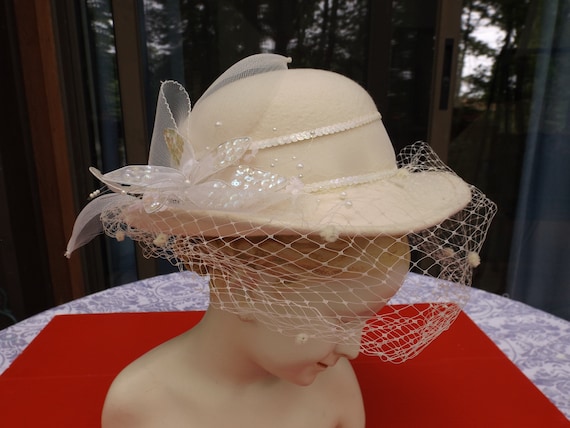 Hollywood 100% Wool Felt Women White Hat Floral Decor & Veil 70s 