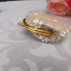 Encantador embrague de cuentas, billetera. Clutch de noche rosa muy claro brillante con cierre en tono dorado. Accesorio de mujer. Cartera elegante.Regalo para ella