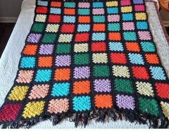 Handgehäkelte quadratische Oma-Decke, mehrfarbig, Boho-Fransen, 48 x 62